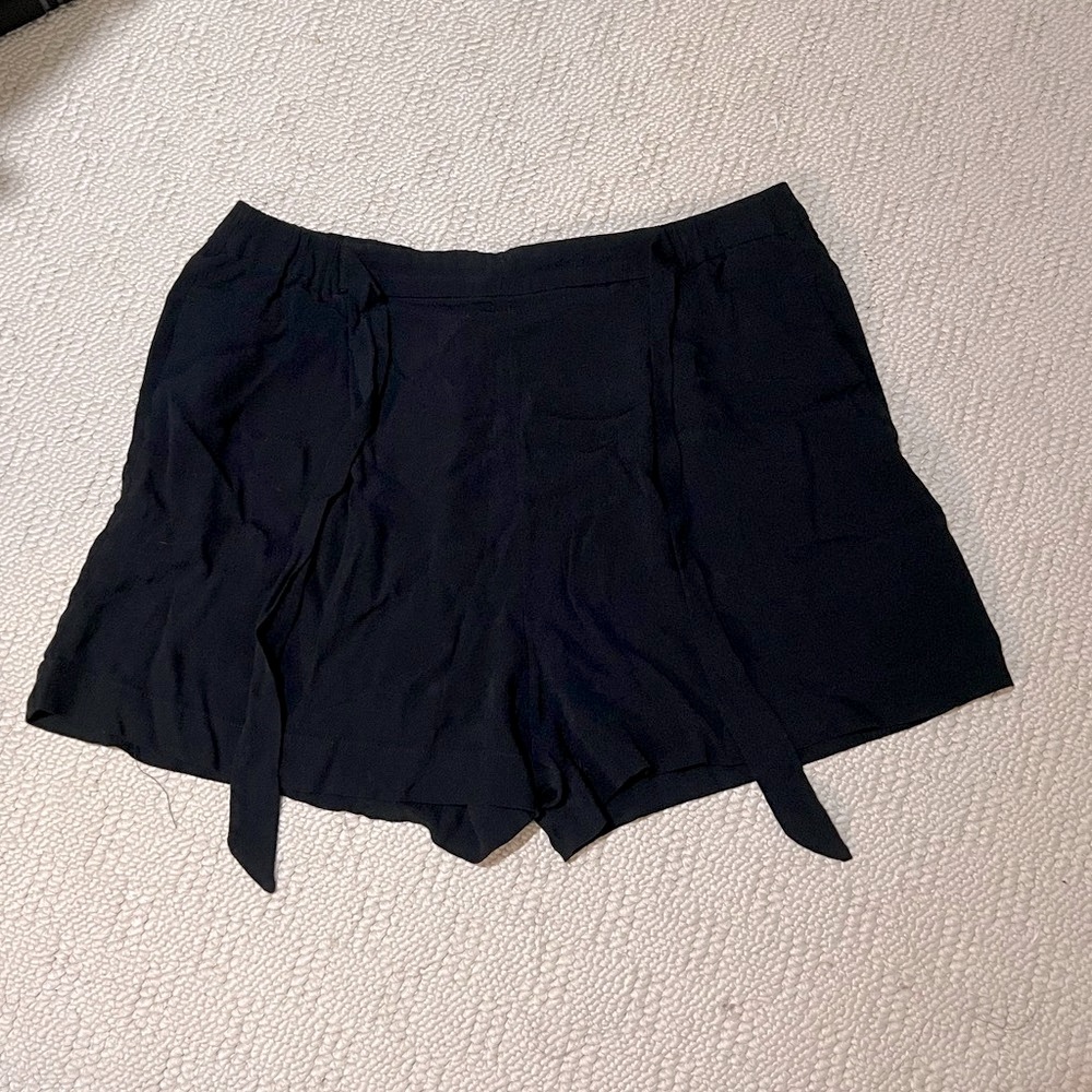 Dynamite Size Large Black Dress Shorts